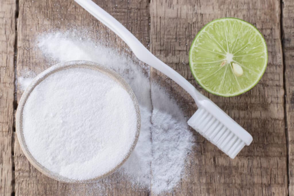 bicarbonate soude citron table bois