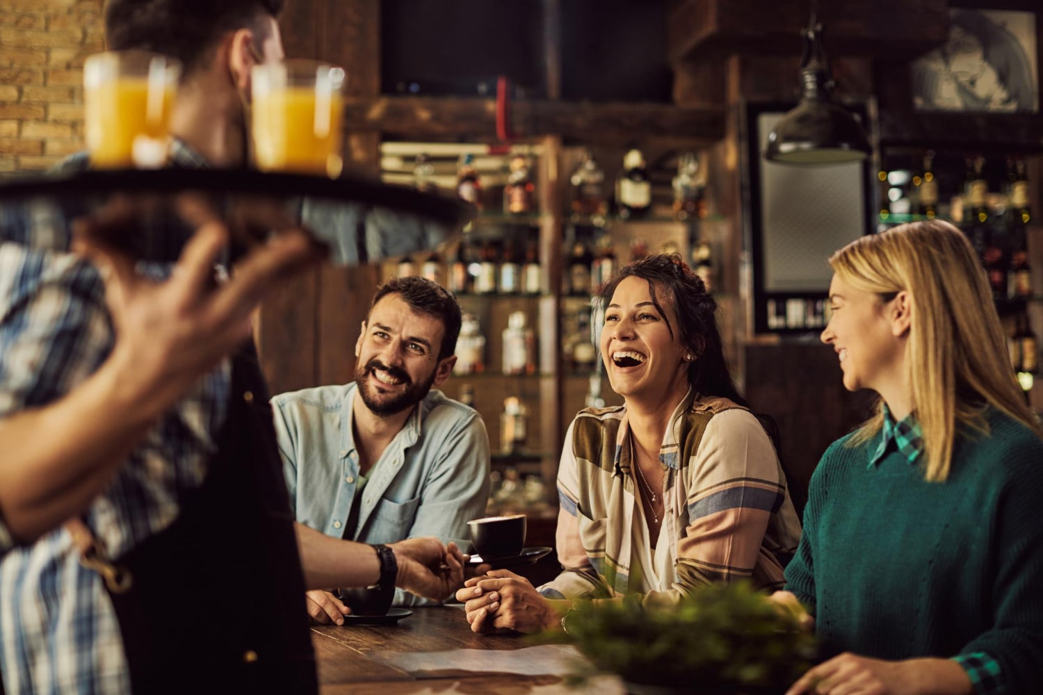 des amis heureux au restaurant