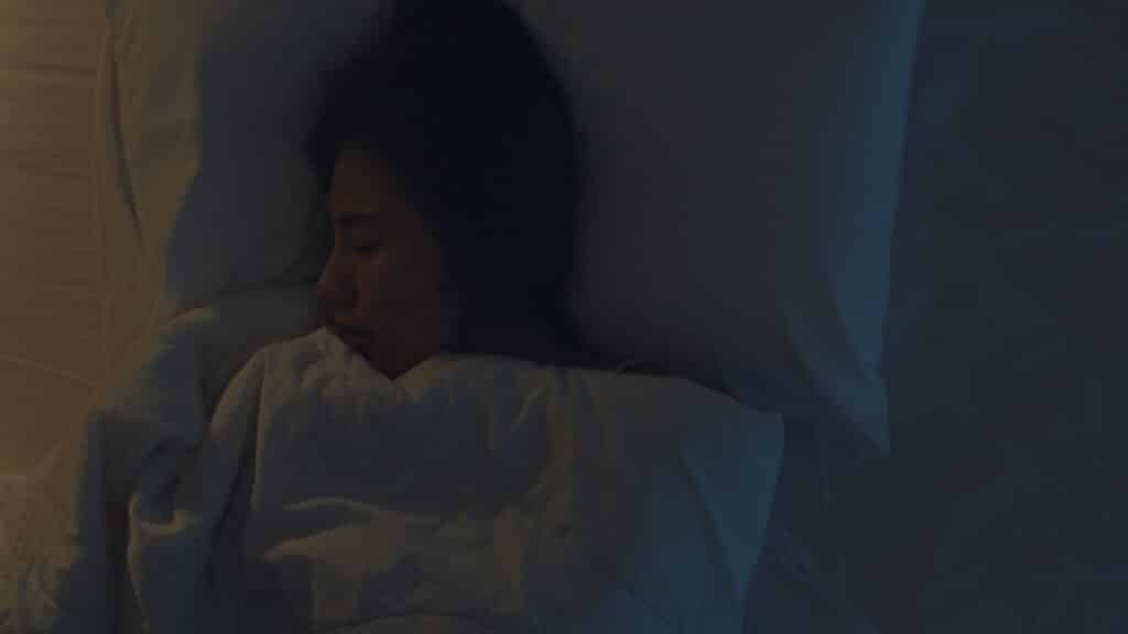 dormir dans une chambre sombre