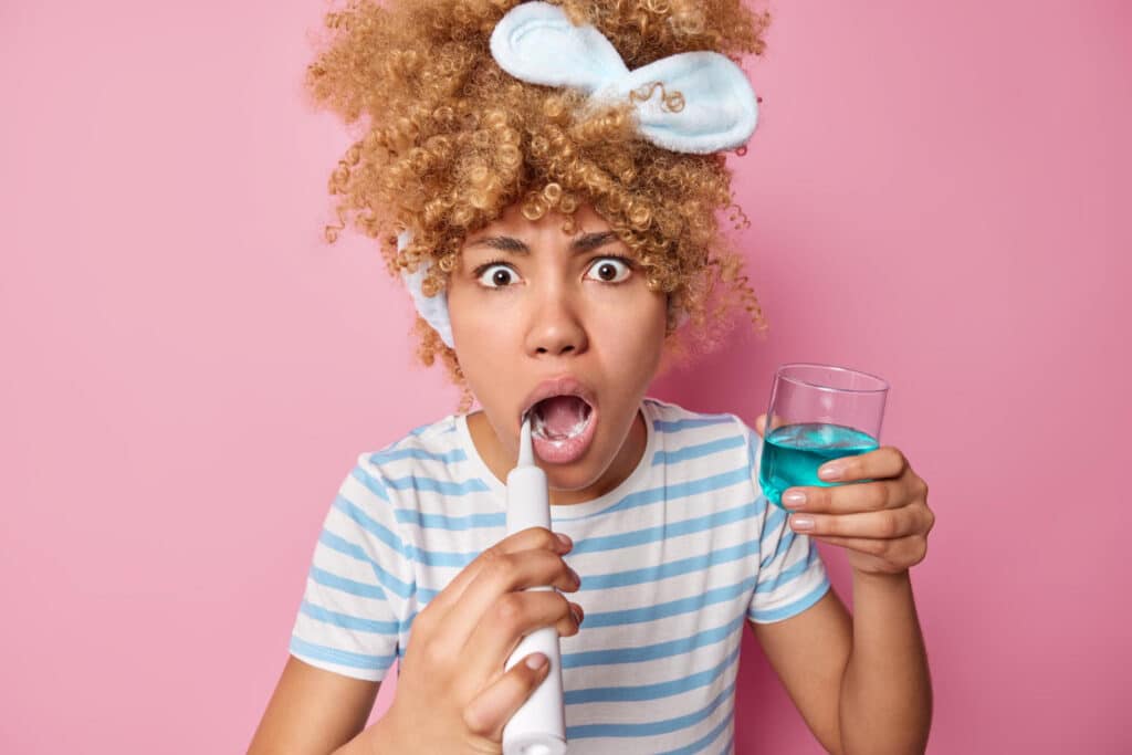 femme qui veut enlever sa mauvaise haleine