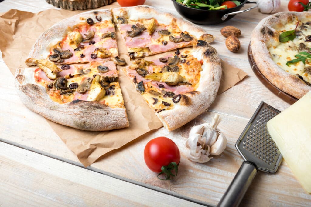 pizza au jambon et aux champignons