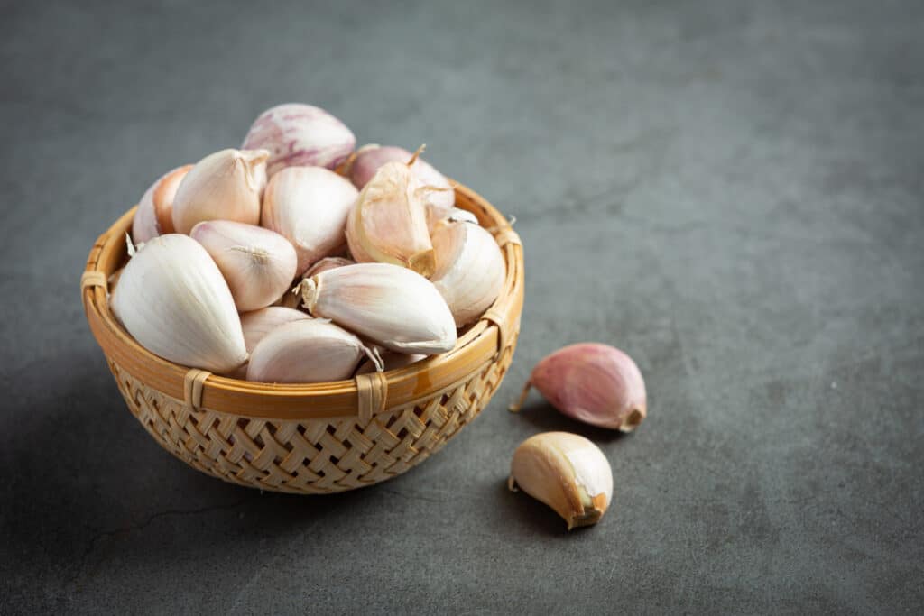 un panier d'ail frais
