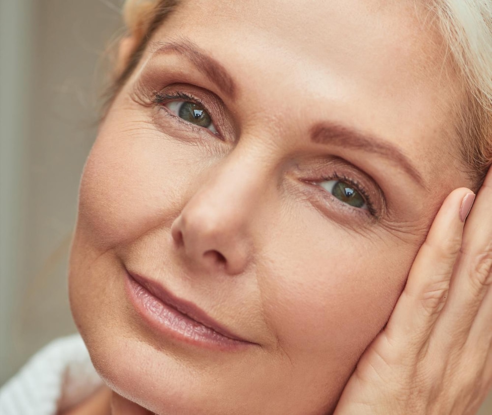 une belle femme avec une peau mature