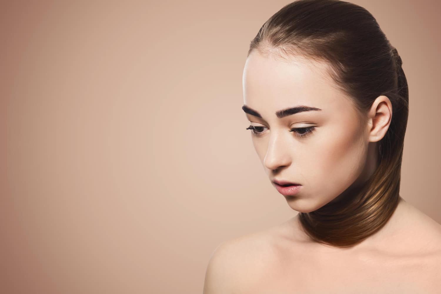 une femme avec un maquillage nude