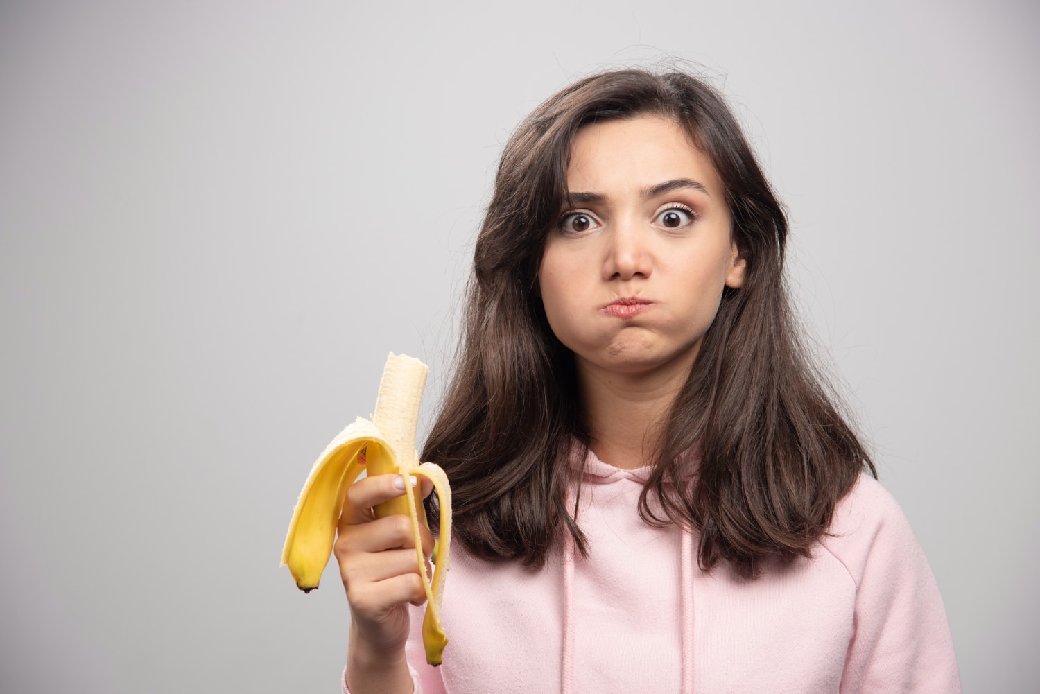 une femme mange une banane