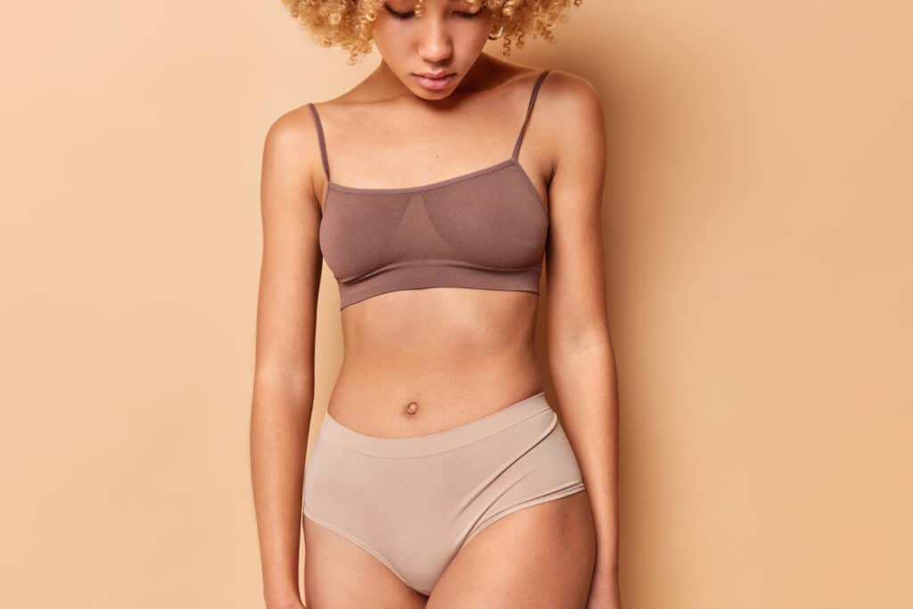 une femme mince avec des formes