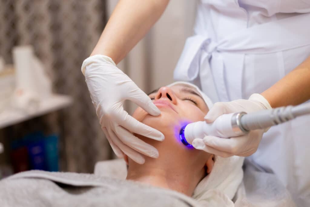 une femme pratique la cryolipolyse pour perdre le double menton