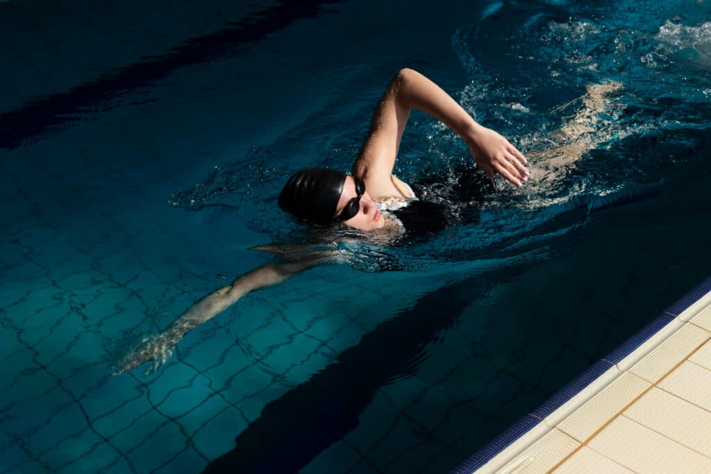 une femme qui nage