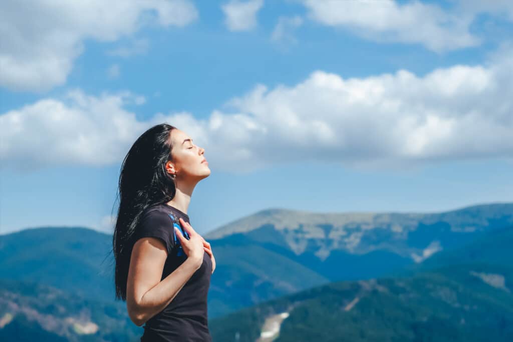 une femme qui respire