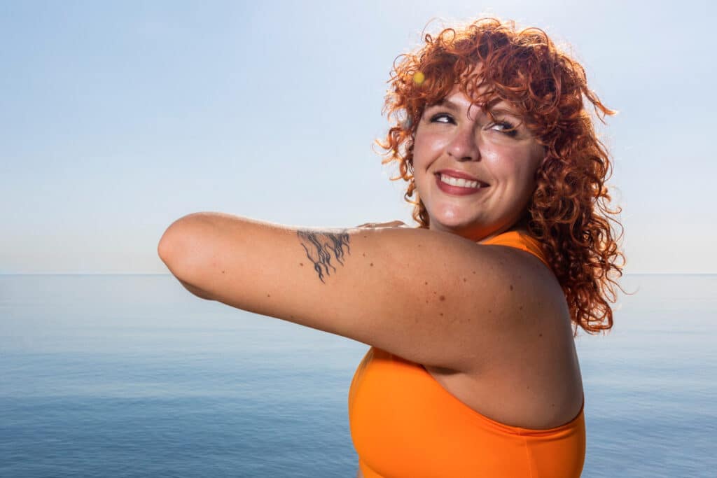 une femme ronde à la plage
