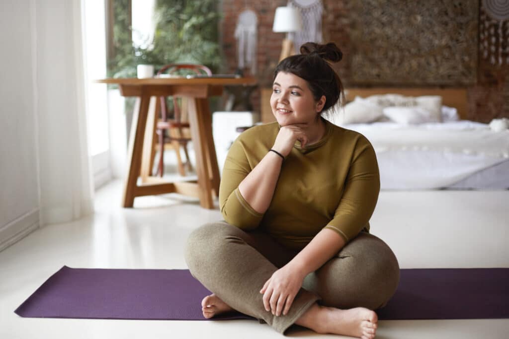 une femme ronde qui médite