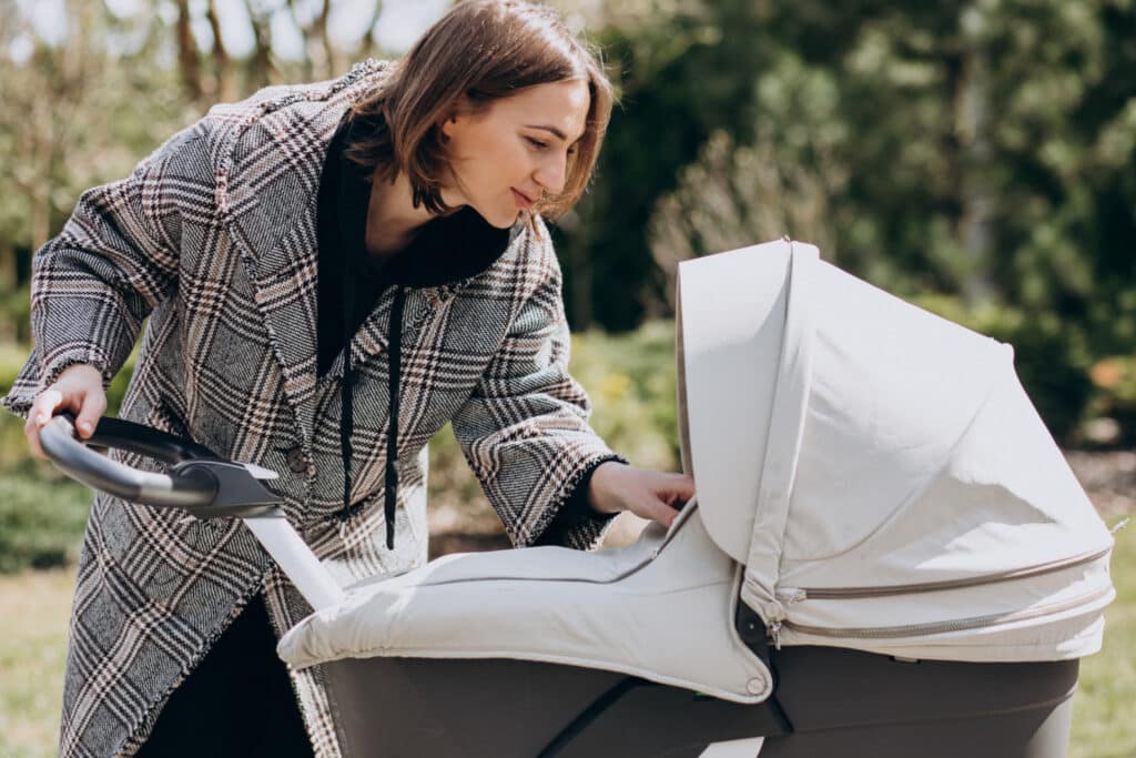 une maman transporte son bébé
