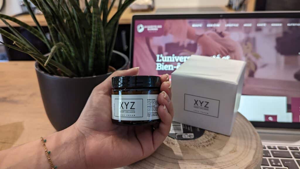 Sérum XYZ Smart Collagen en main