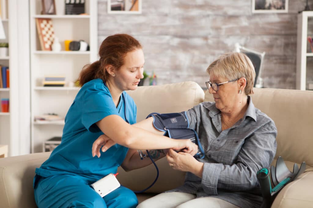 une infirmière avec une patiente