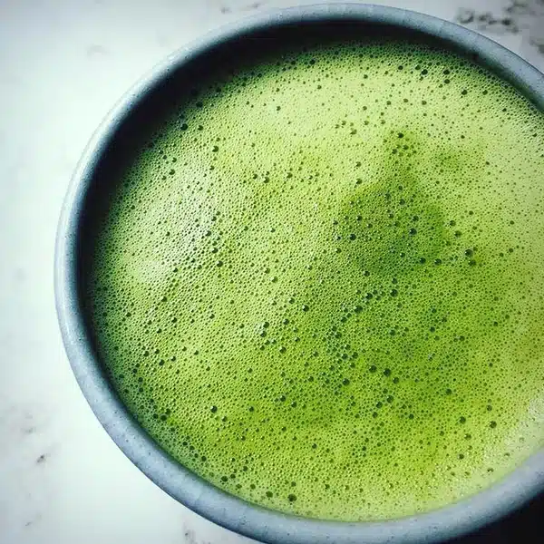 un thé vert Hojicha