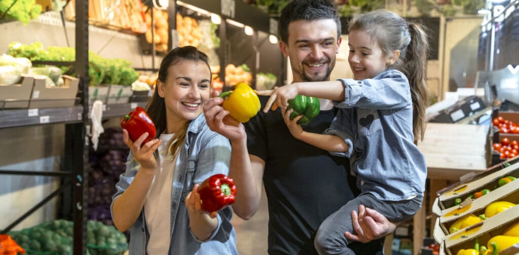 une famille achetant des legumes