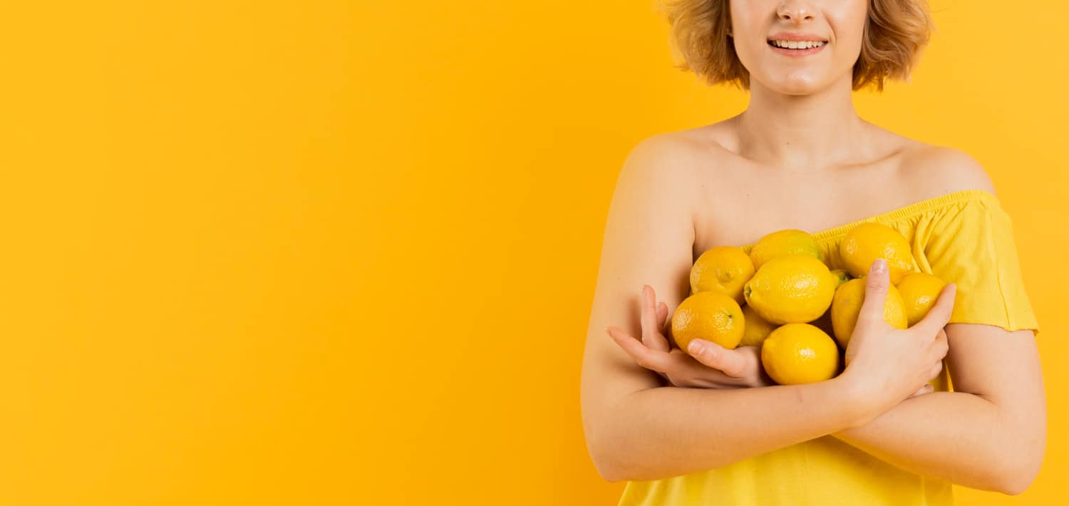 femme et citron