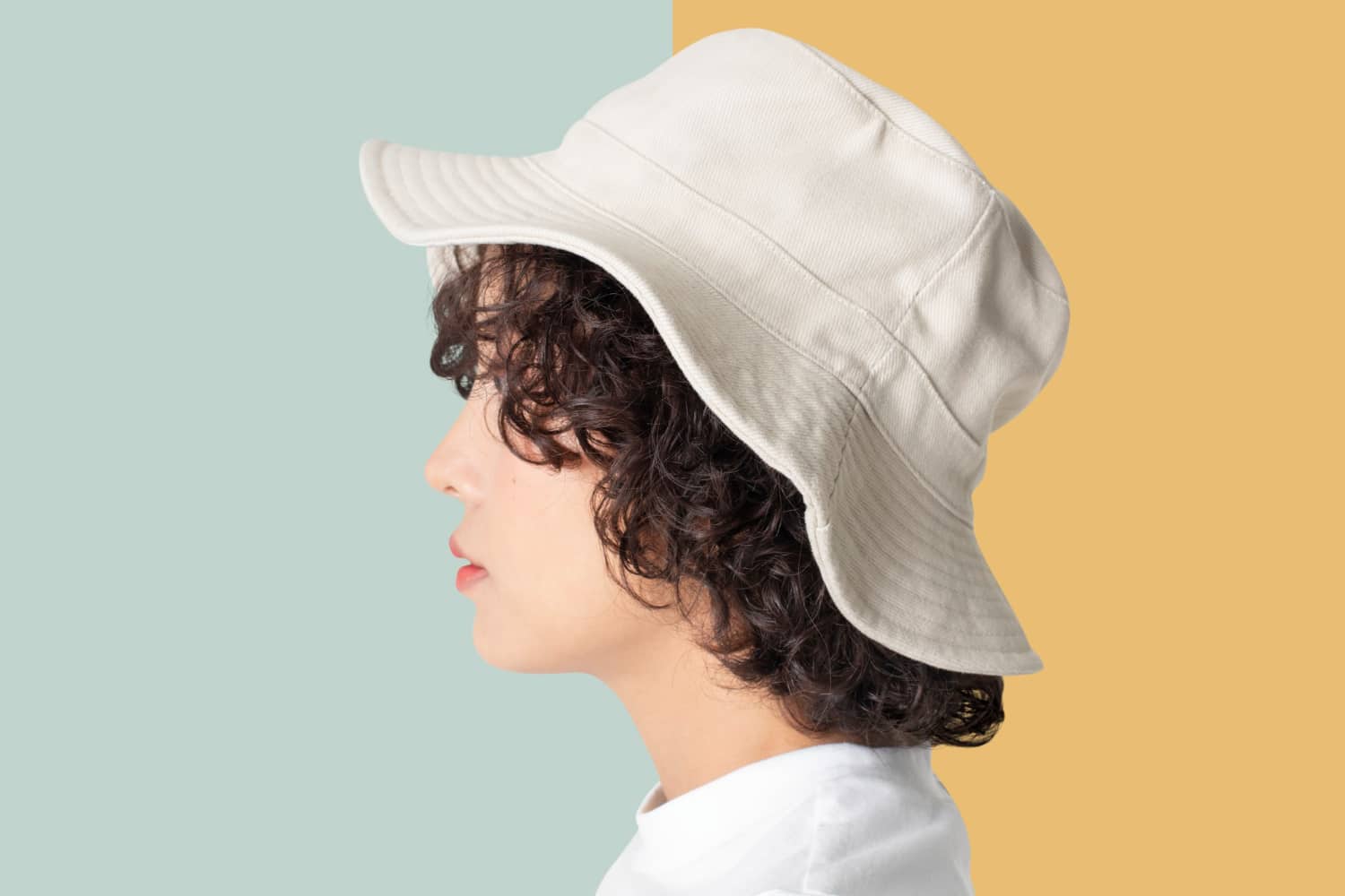 belle femme tournage studio mode chapeau seau blanc