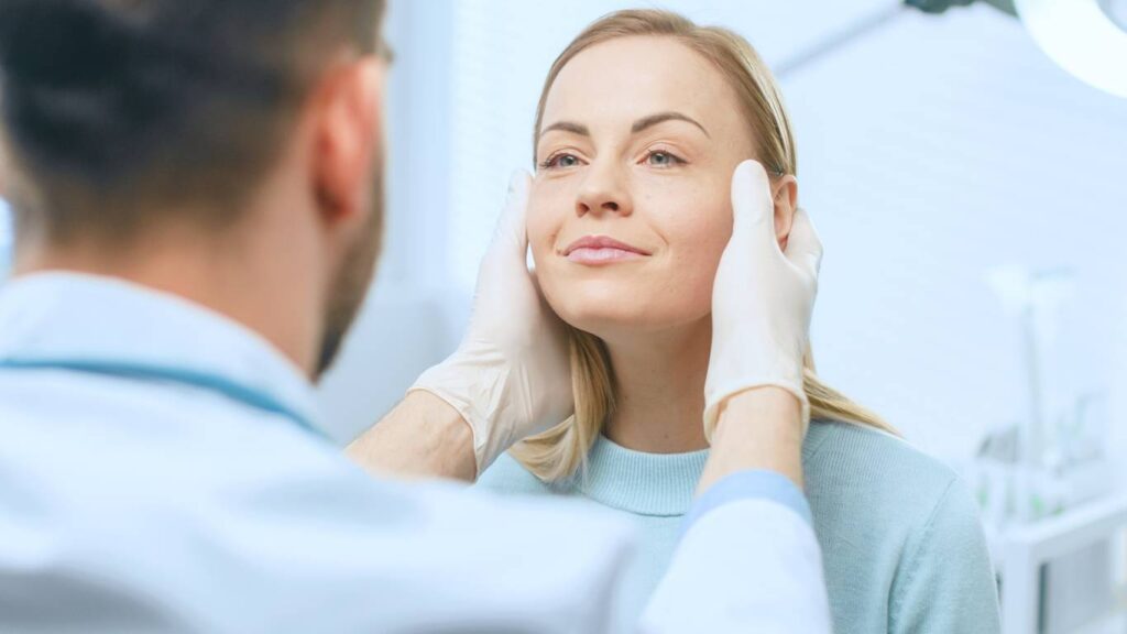 lifting visage chirurgien esthétique plastique opération chirurgie rides cou intervention prix