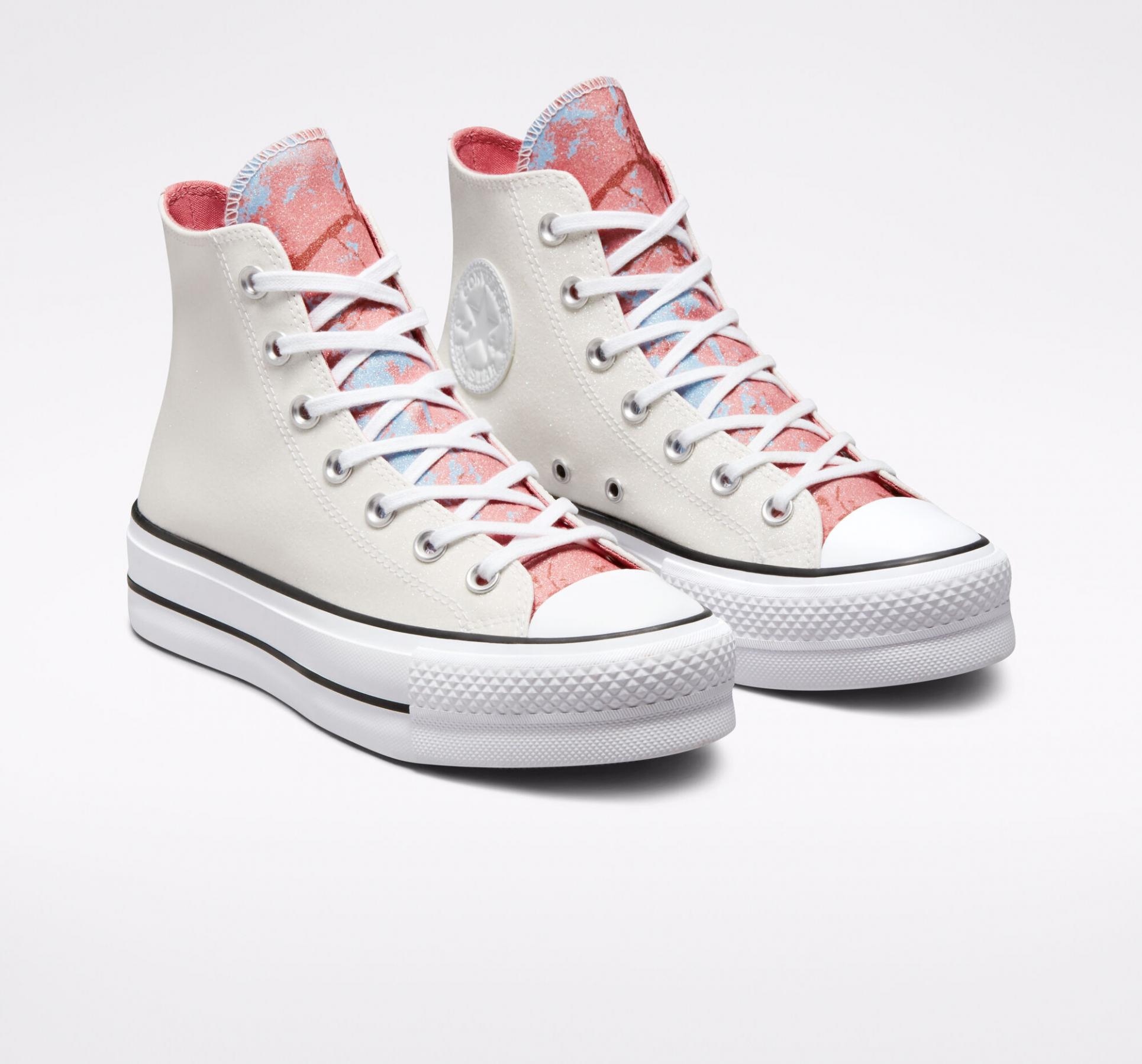 astuces pour réparer sneakers abîmées avec matériel de réparation et baskets endommagées sur table